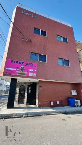FIRST CRYの外観